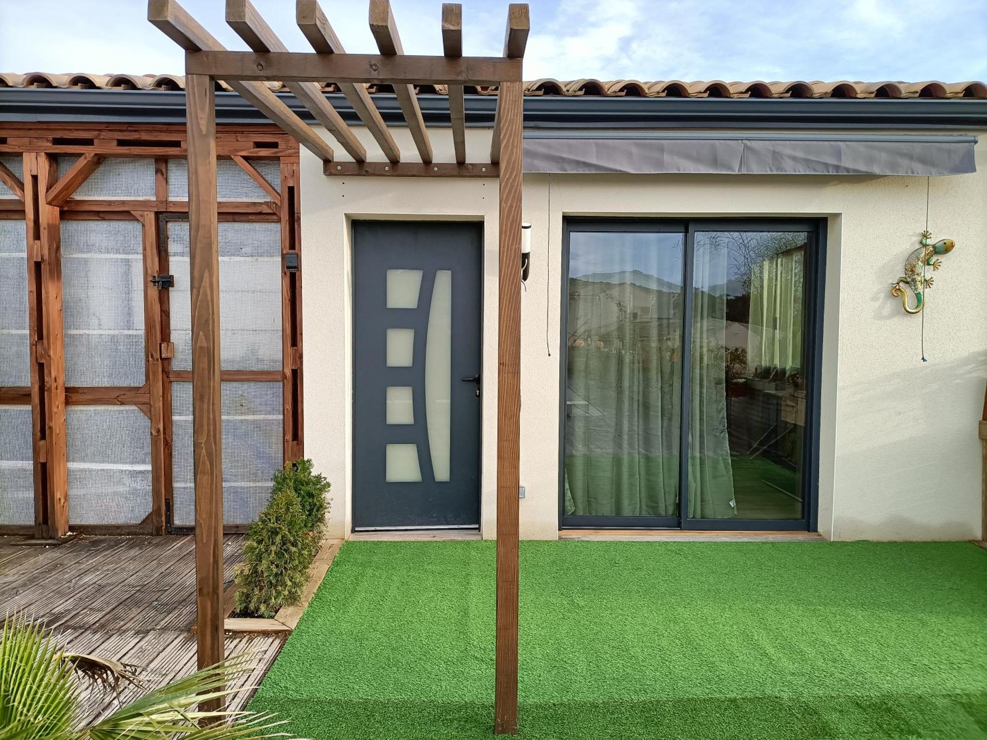 La Cabane Des Jours Heureux Saint-Laurent-de-Carnols المظهر الخارجي الصورة